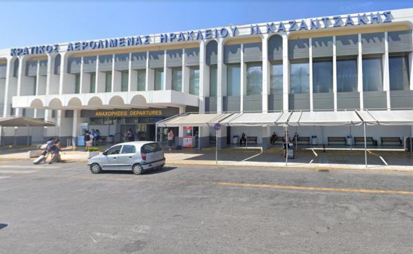 Ηράκλειο: Επιχείρησε να μπει με αναμμένο τσιγάρο μέσα στην καμπίνα αεροσκάφους