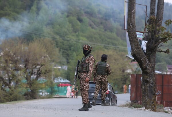 Ένοπλοι σκότωσαν τουλάχιστον 24 τουρίστες στο Κασμίρ – Σε εξέλιξη ανθρωποκυνηγητό