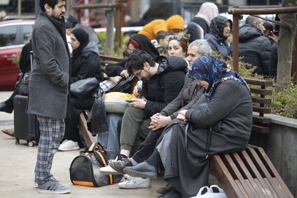 Σεισμός - Τουρκία: Γεμάτα πάρκα και δρόμοι από φοβισμένους πολίτες με σκηνές, στην Κωνσταντινούπολη