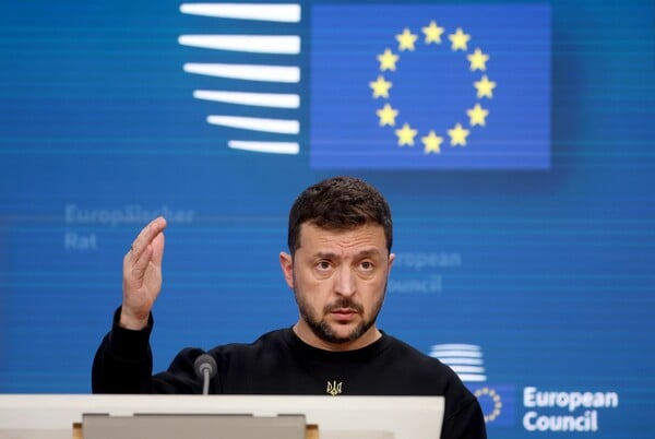 Πιέσεις σε Ζελένσκι για ειρηνευτικές συνομιλίες και τη συμφωνία με τις ΗΠΑ για ορυκτά