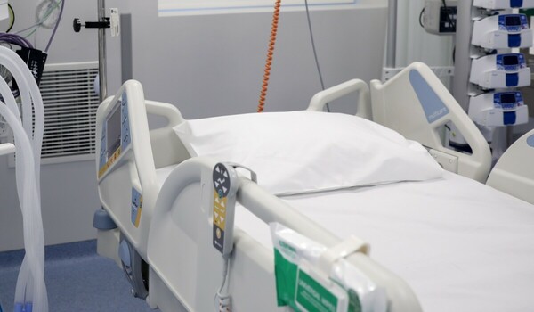 Φωτιά σε σπίτι στο Αργοστόλι: Με διπλό θερμικό έγκαυμα στους πνεύμονες το 3χρονο παιδί