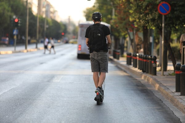 Αθήνα: Τα ηλεκτρικά πατίνια και το χάος της μικροκινητικότητας/ Πώς θα μπει τάξη στο χάος με τα ηλεκτρικά πατίνια στην Αθήνα;/ «Δεν γίνεται να μην έχουμε πατίνια γιατί είναι επικίνδυνο να κυκλοφορήσουν»