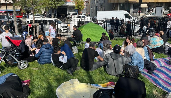 Σεισμός - Τουρκία: Γεμάτα πάρκα και δρόμοι από φοβισμένους πολίτες με σκηνές, στην Κωνσταντινούπολη