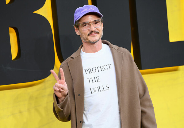 Πέντρο Πασκάλ: Το t-shirt και το μήνυμά του για τη στήριξη των τρανς γυναικών