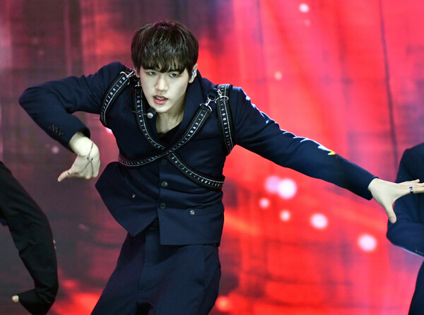 K-pop καλλιτέχνης σπάει τα ταμπού της βιομηχανίας: Έκανε coming out  επί σκηνής στο Λος Άντζελες