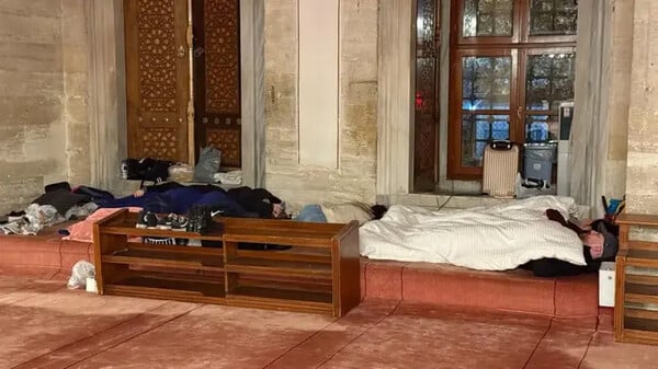 Νύχτα τρόμου στην Κωνσταντινούπολη: Στα πάρκα οι πολίτες - Διχασμένοι οι σεισμολόγοι για τον «μεγάλο σεισμό»