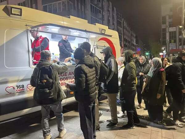 Νύχτα τρόμου στην Κωνσταντινούπολη: Στα πάρκα οι πολίτες - Διχασμένοι οι σεισμολόγοι για τον «μεγάλο σεισμό»