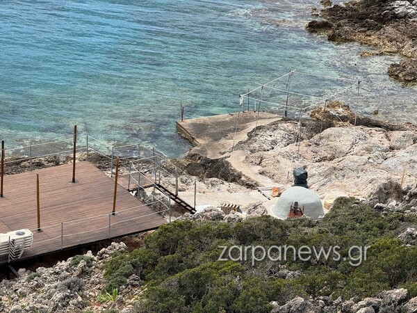 Χανιά: Έστησαν εξέδρα για beach bar πάνω σε βράχια σε περιοχή Natura