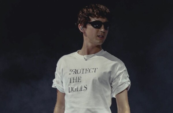 Γιατί το Χόλιγουντ φορά μπλουζάκι «Protect the dolls»