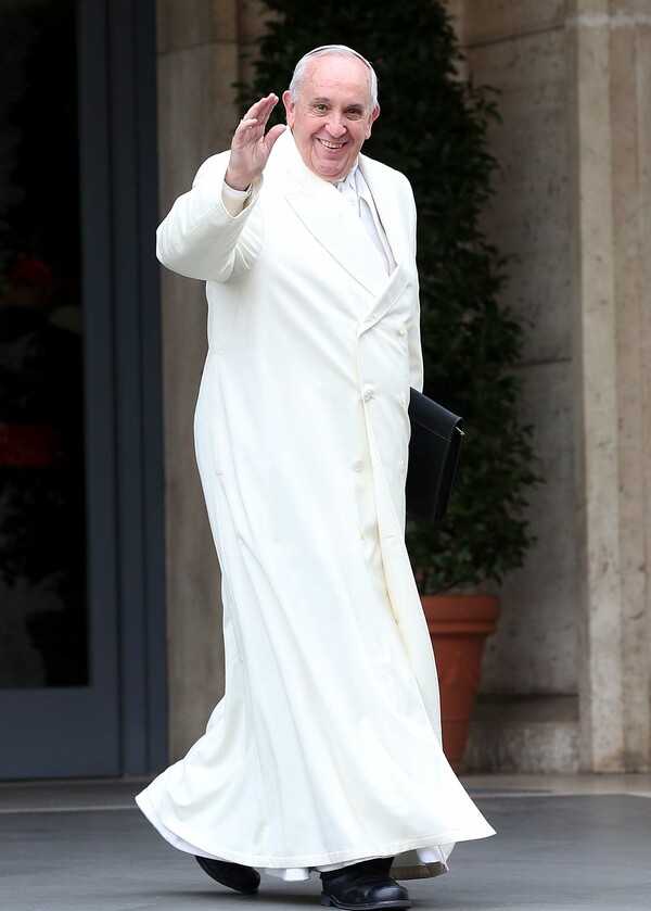 Πώς ο πάπας Φραγκίσκος έγινε κατά λάθος fashion icon
