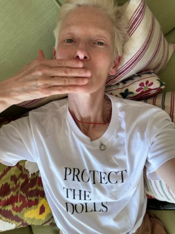 Γιατί το Χόλιγουντ φορά μπλουζάκι «Protect the dolls»