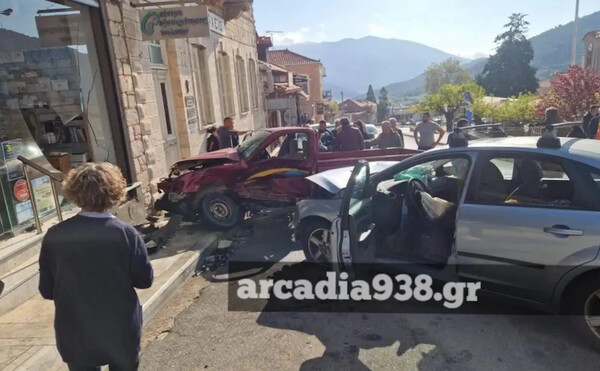 Λεβίδι: Βίντεο από το τροχαίο δυστύχημα - Η στιγμή που ο 83χρονος μπαίνει ανάποδα στην πλατεία