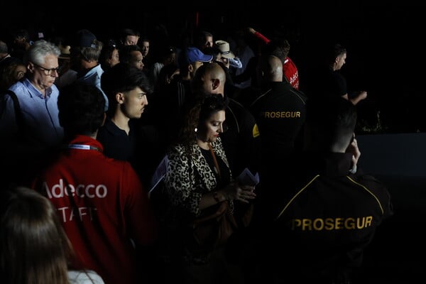 Μπλακ άουτ σε Ισπανία, Πορτογαλία: Με μετρητά οι τραπεζικές συναλλαγές - Οι πολίτες αγοράζουν φακούς, ραδιόφωνα