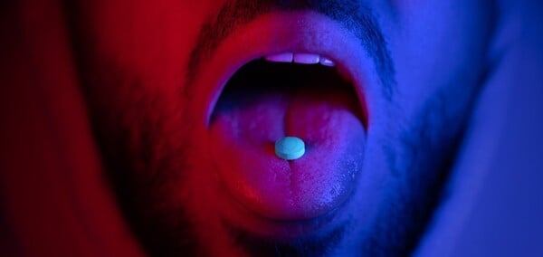 Τι συμβαίνει τελικά με το chemsex; / Επαφή με chems: Μιλάμε ανοιχτά και χωρίς ταμπού / Chemsex: Είναι η μεγαλύτερη τραγωδία για την queer κοινότητα μετά το HIV;