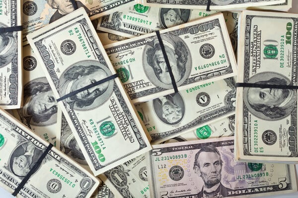 Σικάγο: Τσάντες με 300.000 δολάρια έπεσαν από θωρακισμένο φορτηγό