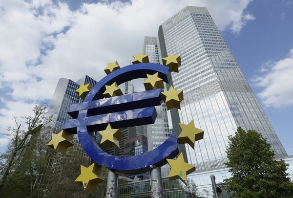Ευκαιρία για το ευρώ η αδυναμία του δολαρίου: Πόσο θα κρατήσει, εξετάζουν οι ειδικοί