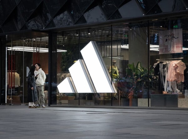 Η Adidas αυξάνει τις τιμές όλων των προϊόντων της στις ΗΠΑ λόγω δασμών Τραμπ