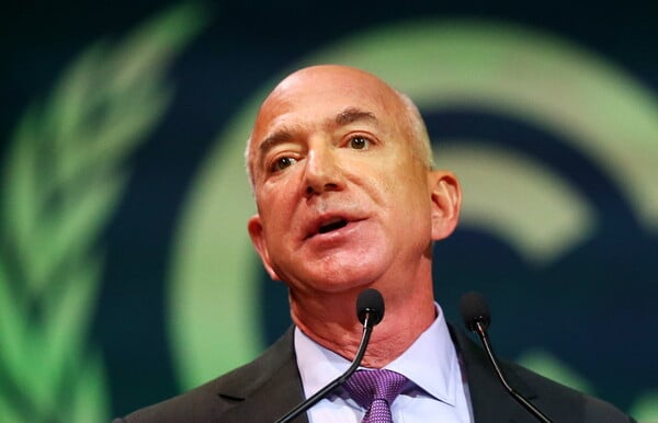 Amazon: Διαψεύδει ότι θα δείχνει το επιπλέον κόστος των δασμών Τραμπ στα προϊόντα της