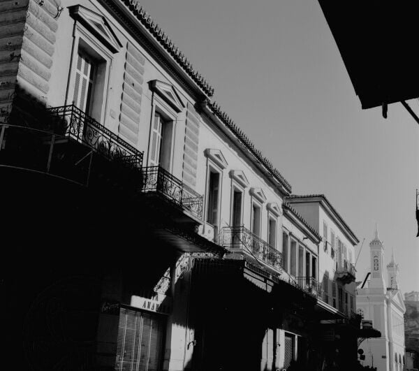 Ξενοδοχείο Βύρων στην Αιόλου: Από την παρακμή στην αναγέννηση / Ξενοδοχείο Βύρων: Πώς θα αποκατασταθεί ένα από τα παλαιότερα κτίρια της Αθήνας
