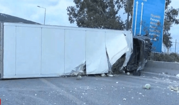 Ανατροπή νταλίκας στον Σκαραμαγκά - Κλειστό το ρεύμα προς Αθήνα
