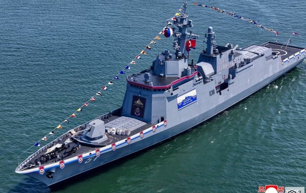 Βόρεια Κορέα: Ο Κιμ Γιονγκ Ουν στο πρώτο αντιτορπιλικό για δοκιμές πυραύλων
