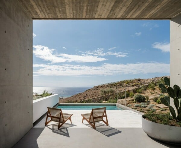 O θρύλος του βρετανικού design Tom Dixon πουλάει τη βίλα του στη Μύκονο για 25 εκατομμύρια δολάρια