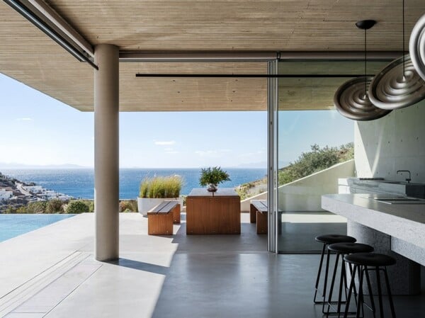 O θρύλος του βρετανικού design Tom Dixon πουλάει τη βίλα του στη Μύκονο για 25 εκατομμύρια δολάρια