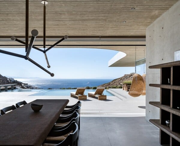 O θρύλος του βρετανικού design Tom Dixon πουλάει τη βίλα του στη Μύκονο για 25 εκατομμύρια δολάρια