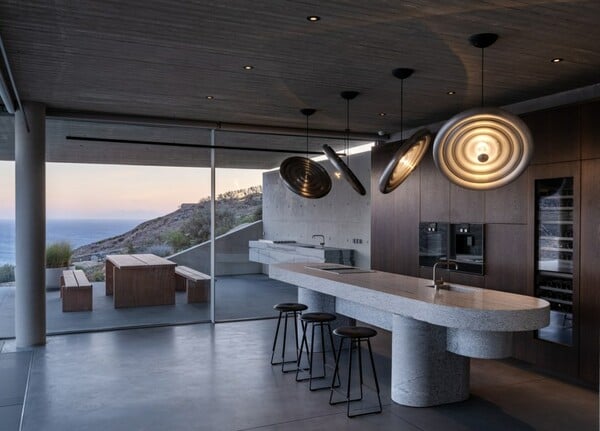 O θρύλος του βρετανικού design Tom Dixon πουλάει τη βίλα του στη Μύκονο για 25 εκατομμύρια δολάρια