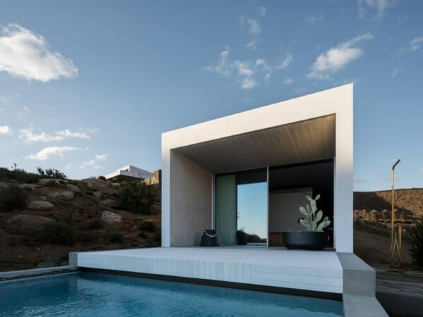 O θρύλος του βρετανικού design Tom Dixon πουλάει τη βίλα του στη Μύκονο για 25 εκατομμύρια δολάρια