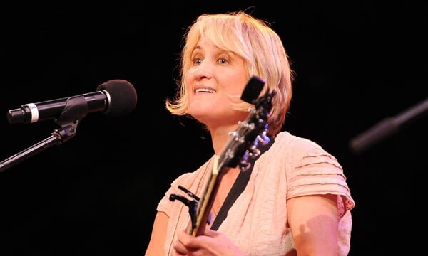 Jill Sobule: Νεκρή η τραγουδίστρια του "I Kissed a Girl", του πρώτου LGBTQ+ hit που μπήκε στο Top 20 του Billboard