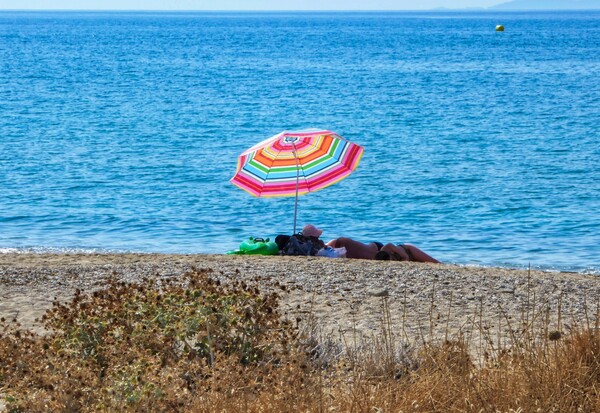 Καιρός: Έρχεται δεκαήμερο με 30 βαθμούς και σκόνη