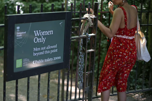 Η πισίνα γυναικών του Hampstead Heath δεν αποκλείει τρανς γυναίκες, παρά την απόφαση του Ανωτάτου Δικαστηρίου