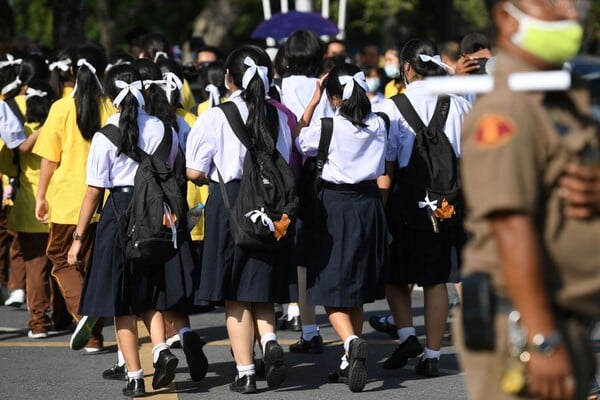 Μετά από 50 χρόνια, η Ταϊλάνδη καταργεί την ταπείνωση των μαθητών λόγω μήκους μαλλιών
