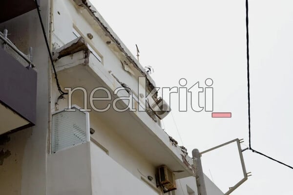 Ηράκλειο: Τμήμα μπαλκονιού κατέρρευσε πάνω σε πάγκο λαϊκής 