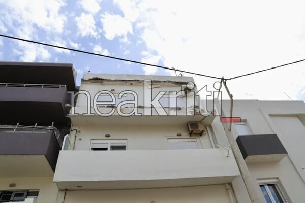 Ηράκλειο: Τμήμα μπαλκονιού κατέρρευσε πάνω σε πάγκο λαϊκής 
