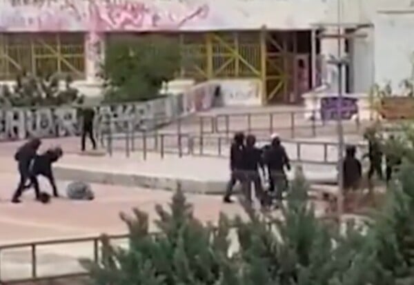 Πώς έγινε η επίθεση στην Πολυτεχνειούπολη: Ταυτοποιήθηκε ο κουκουλοφόρος που χτύπησε την υπάλληλο του κυλικείου