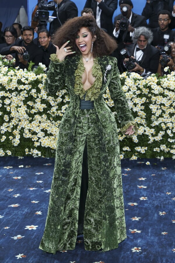 Met Gala 2025: 25 εμφανίσεις μαύρου στυλ που θα μείνουν αξέχαστες