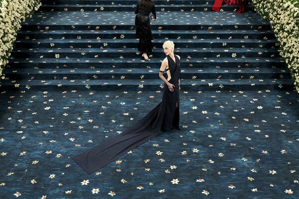 Met Gala 2025: Το βαθύτερο νόημα πίσω από το μπλε χαλί