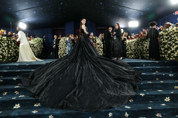 Met Gala 2025: Το βαθύτερο νόημα πίσω από το μπλε χαλί