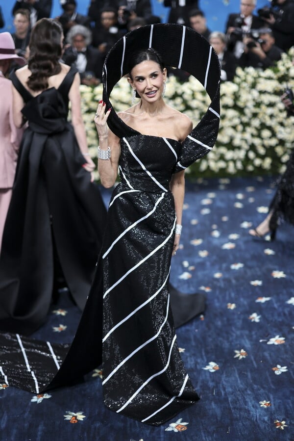 Met Gala 2025: 25 εμφανίσεις μαύρου στυλ που θα μείνουν αξέχαστες