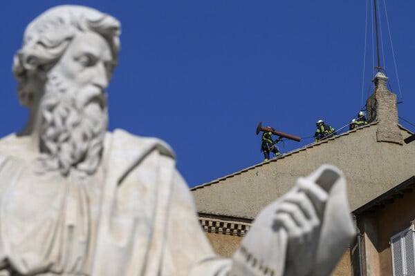 Κονκλάβιο: Πυροτεχνήματα και πυροσβέστες σε επιφυλακή - Η πολυπλοκότητα πίσω από το σήμα καπνού 