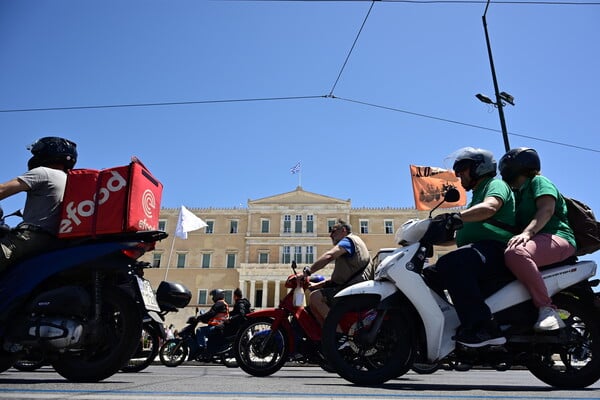 Μοτοπορεία στους δρόμους της Αθήνας από διανομείς και μεταφορείς οδηγούς δικύκλου 