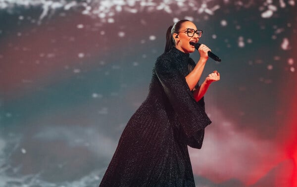 Eurovision 2025: Η στιγμή που η Klavdia τραγουδά την «Αστερομάτα» στην αρένα της Βασιλείας