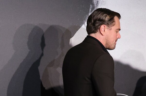 Πώς η Vogue αποκάλυψε ότι ο Leonardo DiCaprio βρισκόταν «κρυφά» στο Met Gala 2025