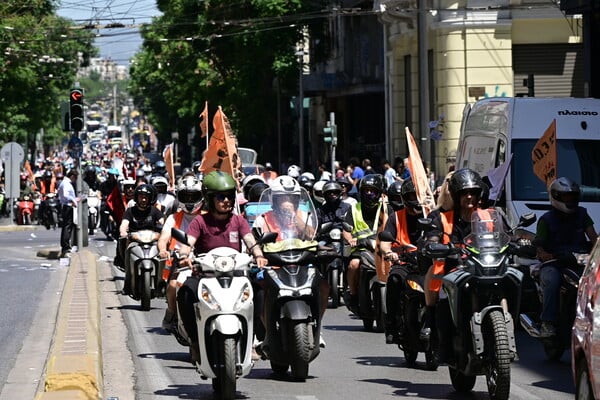 Μοτοπορεία στους δρόμους της Αθήνας από διανομείς και μεταφορείς οδηγούς δικύκλου