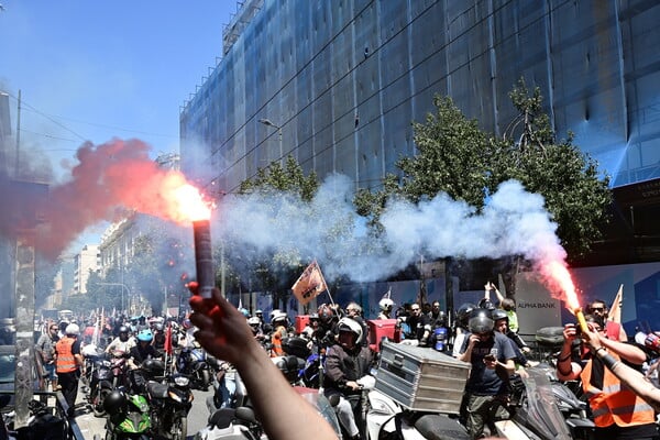 Μοτοπορεία στους δρόμους της Αθήνας από διανομείς και μεταφορείς οδηγούς δικύκλου