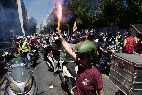 Μοτοπορεία στους δρόμους της Αθήνας από διανομείς και μεταφορείς οδηγούς δικύκλου 