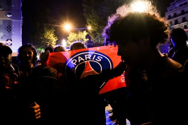 PSG: Αυτοκίνητο έπεσε επάνω σε φιλάθλους της Παρί που πανηγύριζαν τη νίκη - Τα βίντεο στο X
