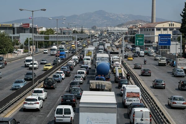 Κίνηση στους δρόμους: «Σημειωτόν» τα οχήματα στον Κηφισό
